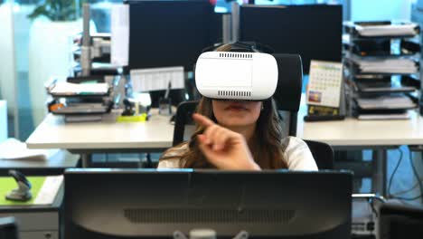 ejecutiva femenina usando auriculares de realidad virtual