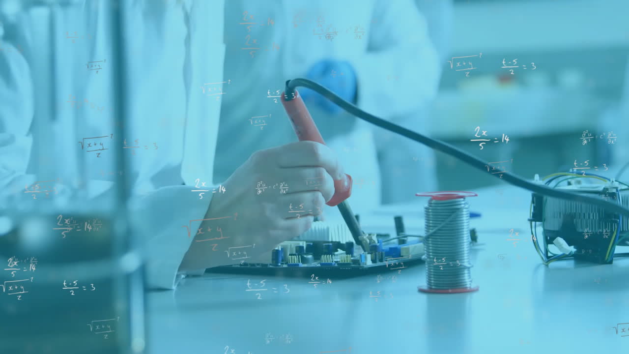 실험실에서 일하는 백인 여성 과학자에 대한 수학적 공식의 애니메이션