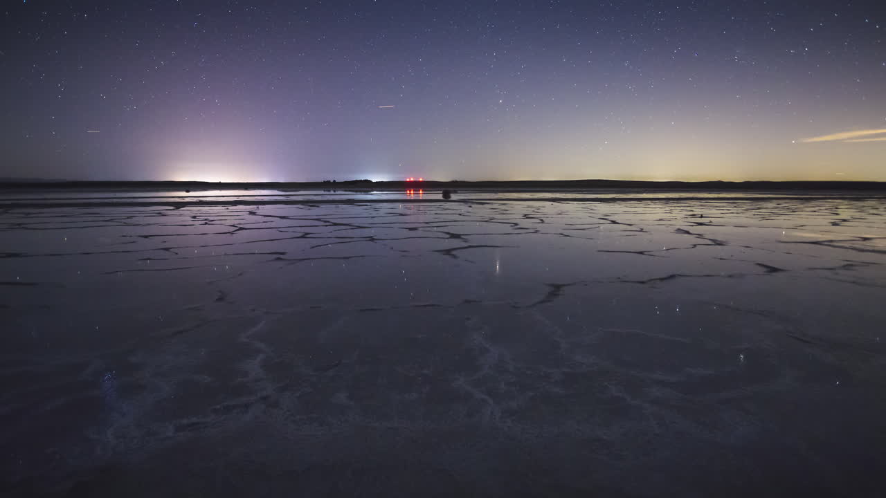lapso de tiempo de la puesta de la luna y las estrellas en un espejo como un lago