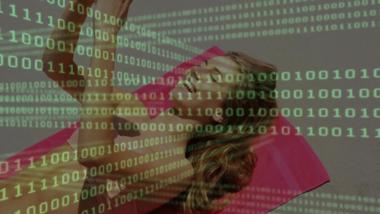 Vrouw houdt smartphone vast op zandstrand, toont stromende binaire code voor technisch ontwerp