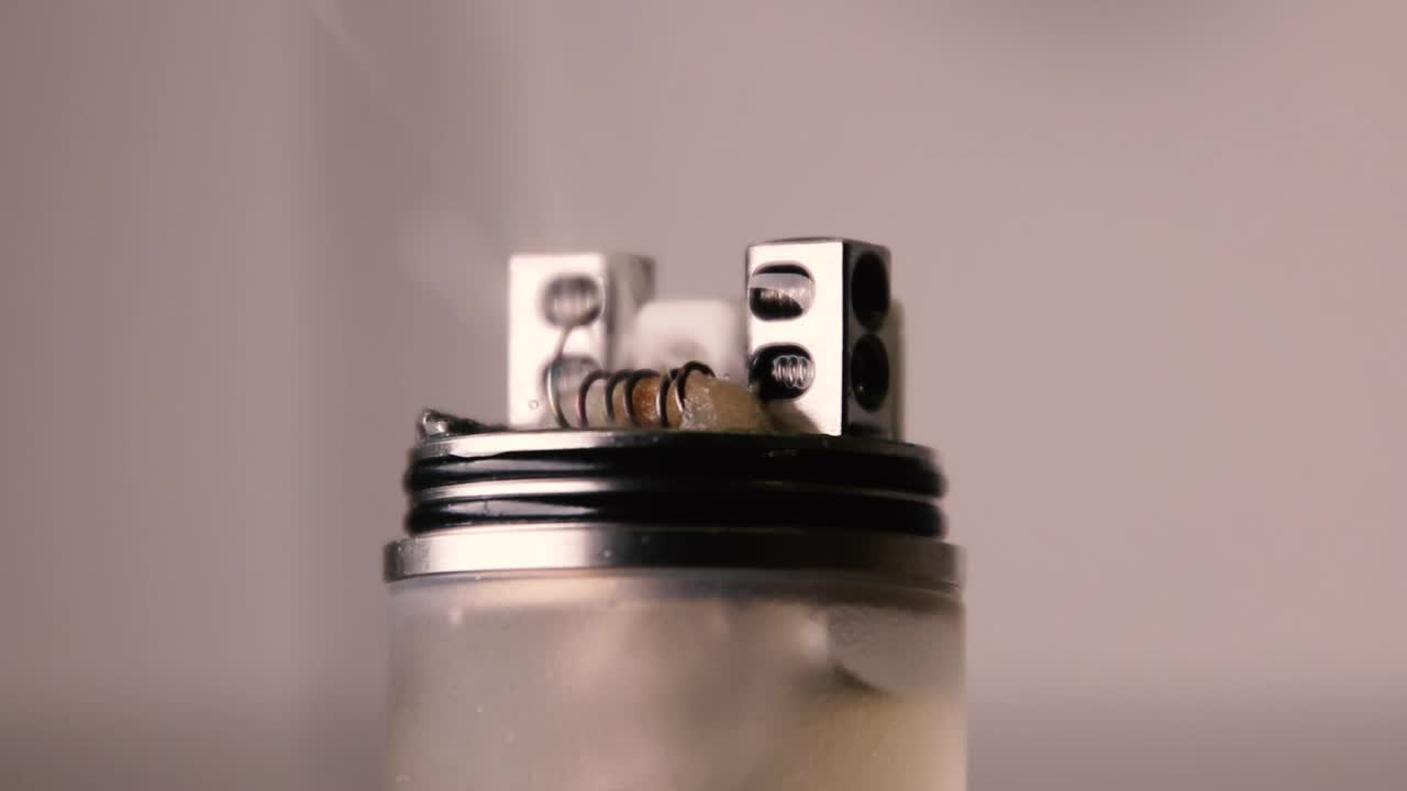 sale humo de la guata mojada en la bobina de vape