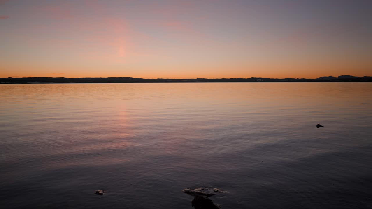puesta de sol sobre un lago tranquilo