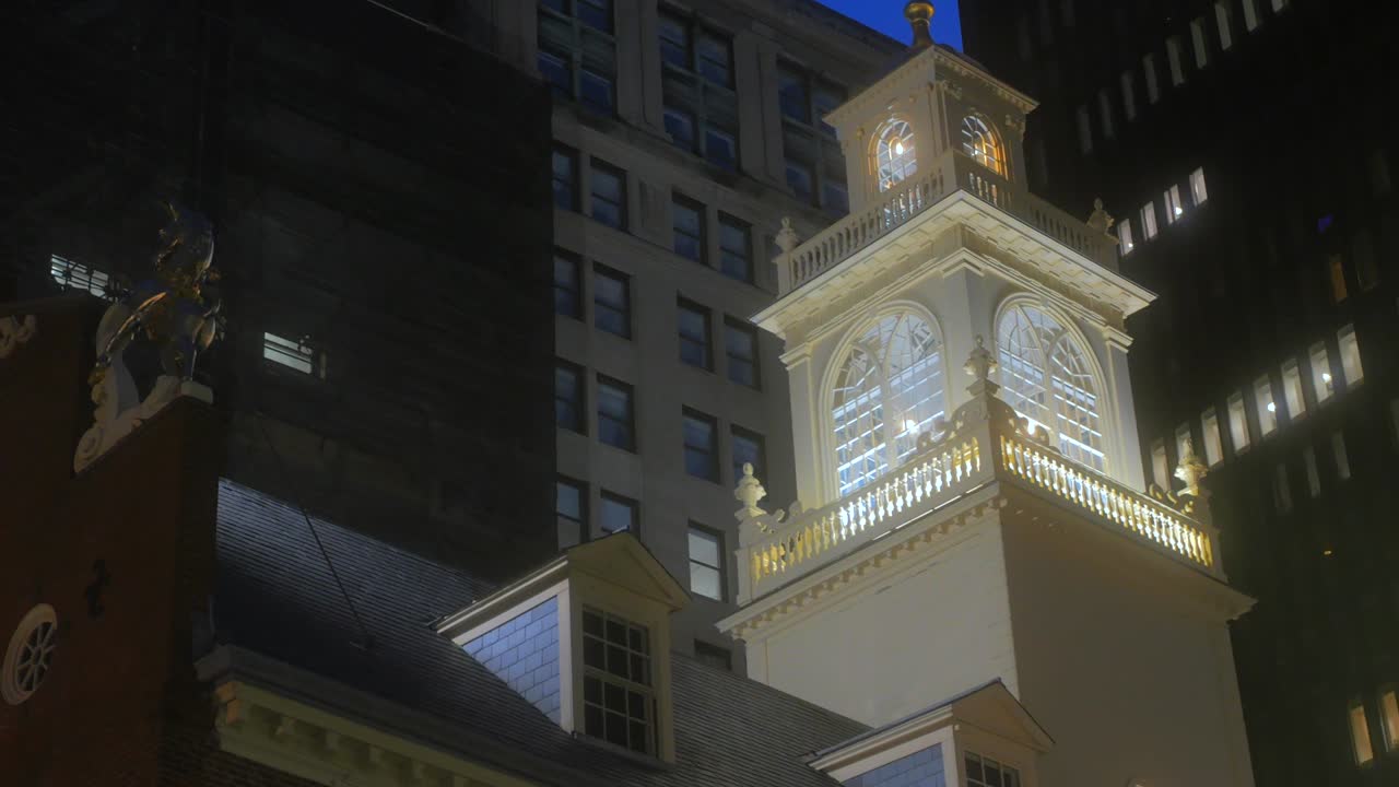 미국 매사추세츠주 보스턴에서 밤에 조명이 켜진 오래된 주 의사당 - 낮은 앵글 샷