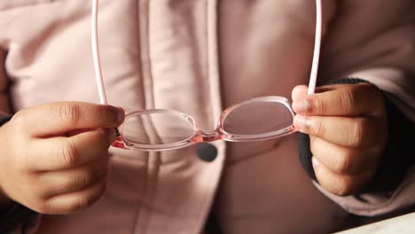 niño con gafas