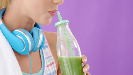 primer plano de una mujer bebiendo un batido
