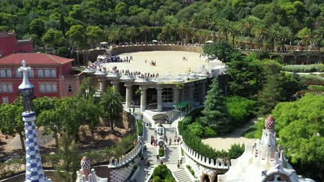 Parc-Guell-En-Barcelona,-Visto-Desde-Arriba,-Verano