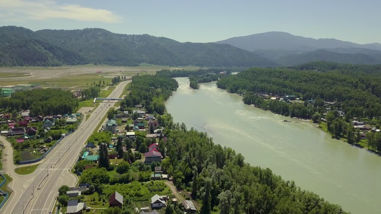 vuelo aéreo sobre una ciudad turística en la región de montañas, ríos de montaña y campos, también vista de la carretera