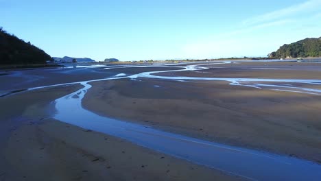 Perspectiva-Aérea-Que-Captura-El-Estuario-De-La-Ensenada-De-Otuwherero-Adyacente-Al-Parque-Nacional-Abel-Tasman-Durante-La-Marea-Baja