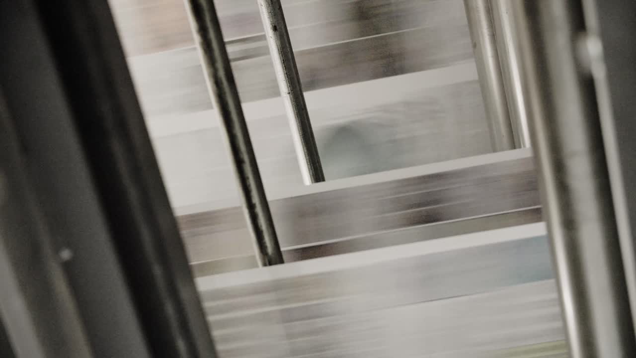 los periódicos se mueven a lo largo de una cinta transportadora en una fábrica de periódicos 2