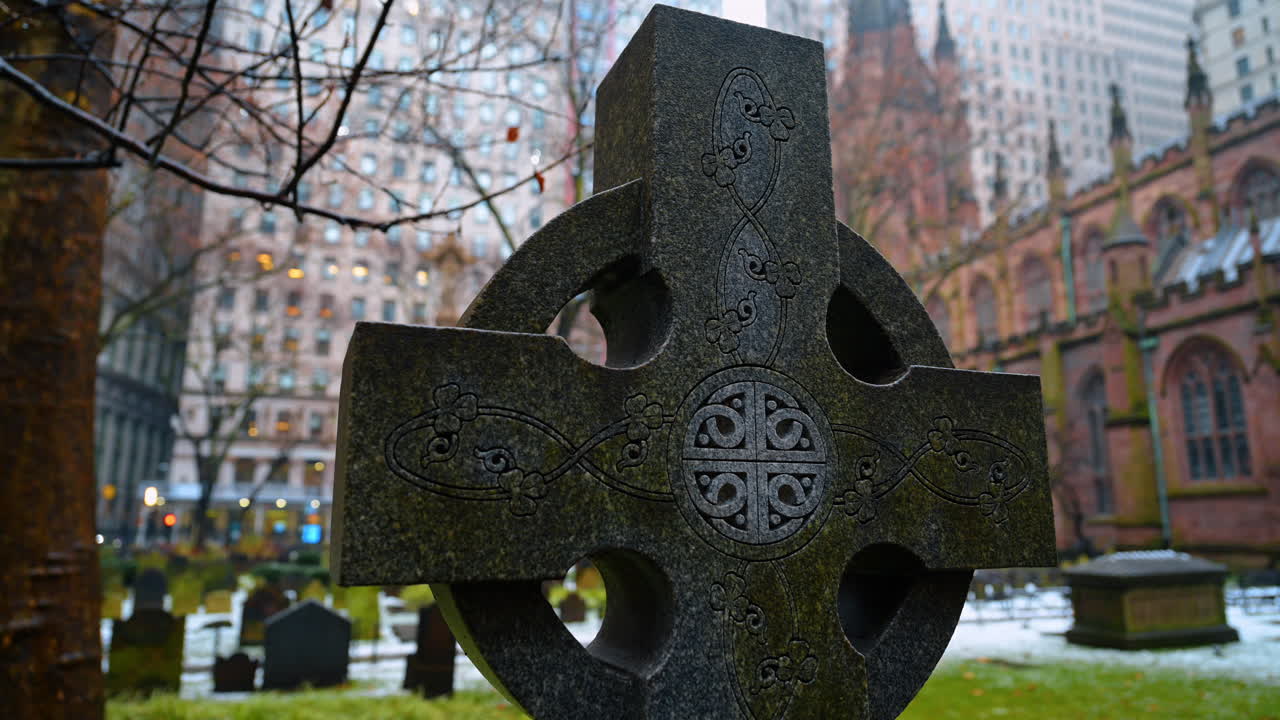 New York, USA, 15. januar 2026: Detalje af korset på Trinity Church. Keltisk stenkors på Trinity Churchs kirkegård om vinteren i New York