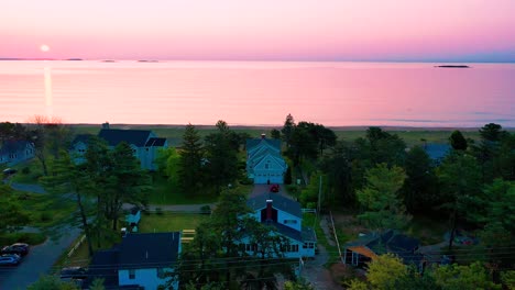 Hermosas-Casas-De-Playa-Y-Amanecer-Sobre-Casas-De-Vacaciones-En-Maine-Y-Colores-Reflejándose-En-Las-Olas-Del-Océano-A-Lo-Largo-De-La-Costa-Atlántica-De-Nueva-Inglaterra