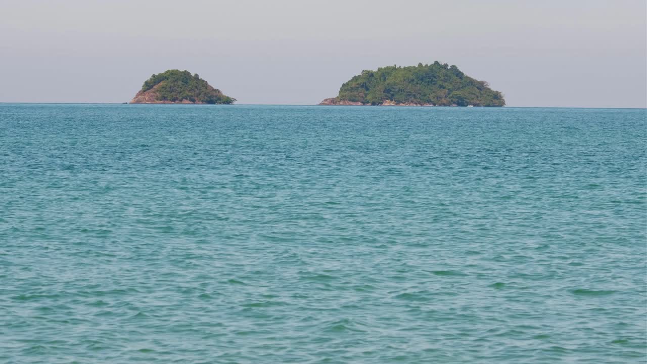 ฟุตเทจ 4K, ภาพเทเลโฟโต้ของเกาะเขตร้อนสองเกาะที่มีน้ำทะเลสีฟ้าครามในอ่าวไทย