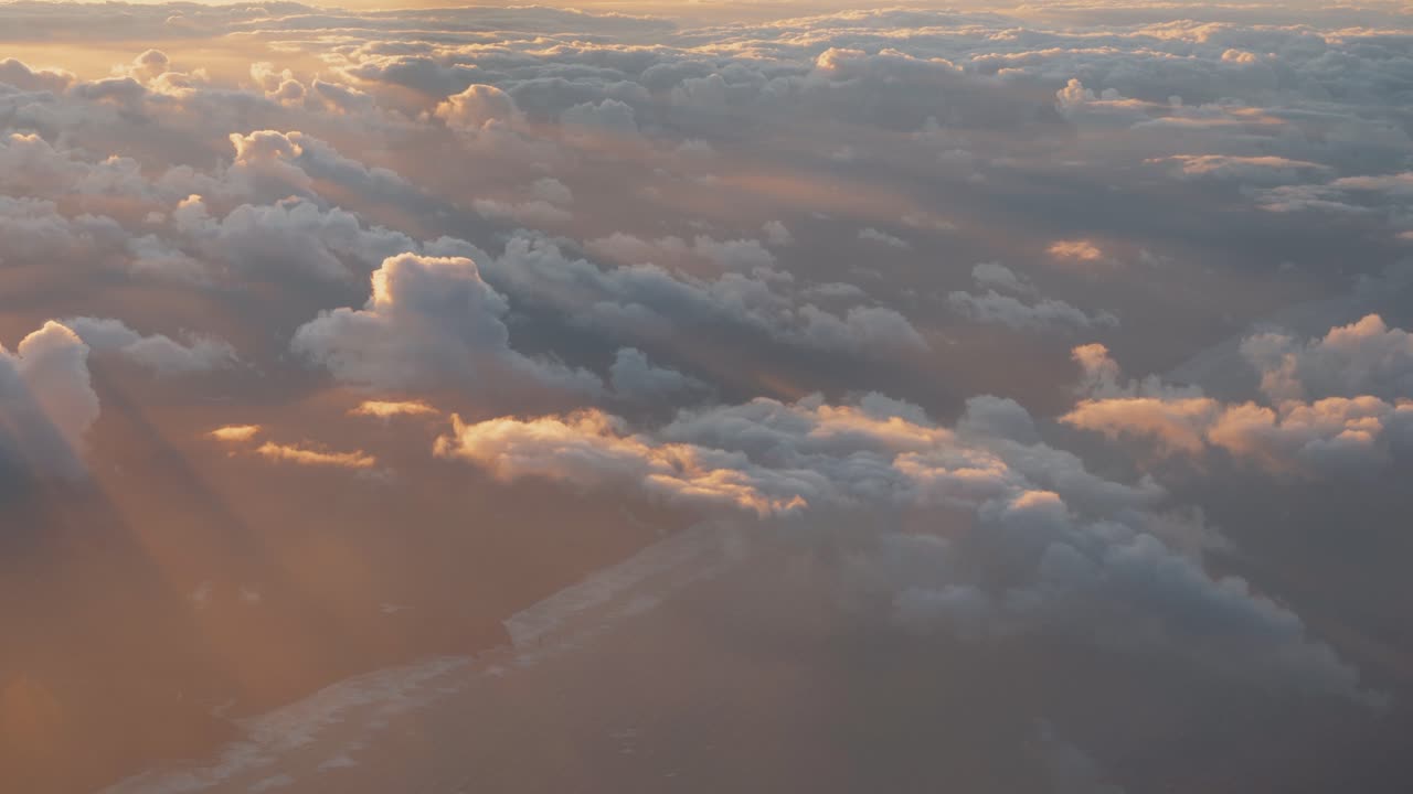 vista aérea de la playa y la playa cubierta de nubes