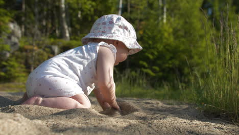 Lindo-Bebé-Niño-Jugando-Con-Arena-Al-Aire-Libre-En-El-Día