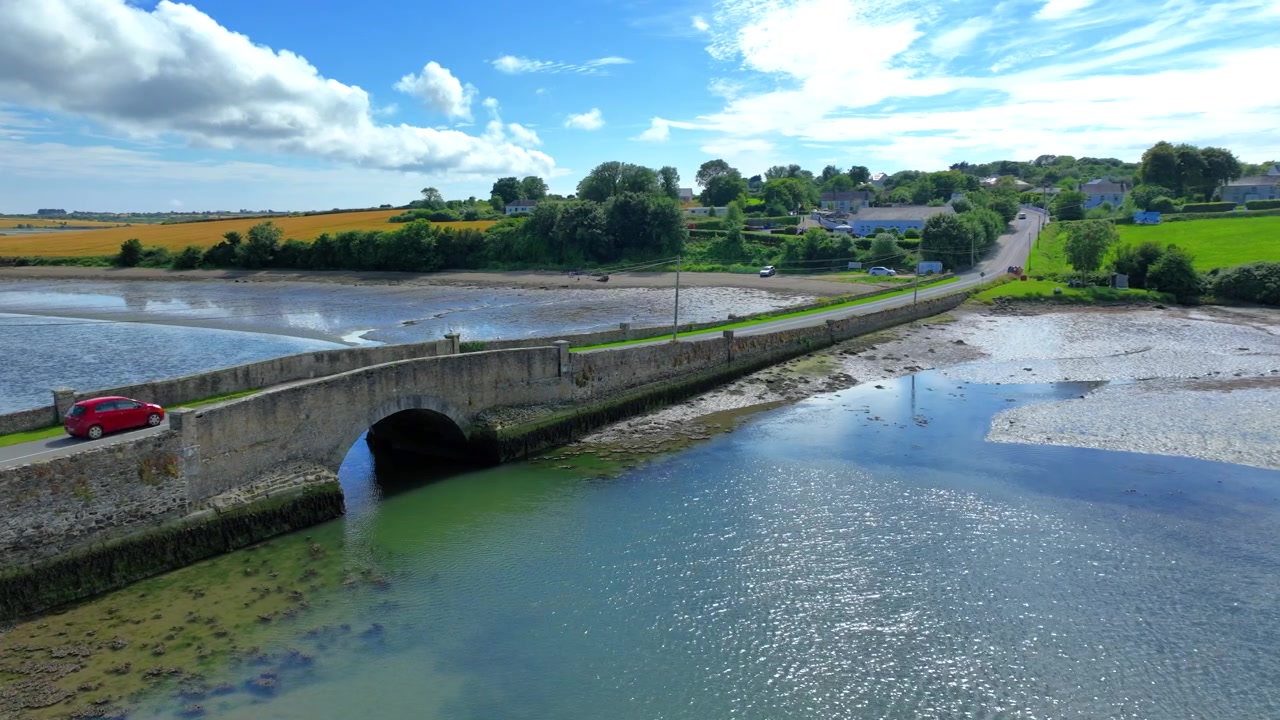 Locais épicos de Wexford, Irlanda: ponte em Saltmills na histórica Baía de Banner, Irlanda, local da invasão normanda da Irlanda
