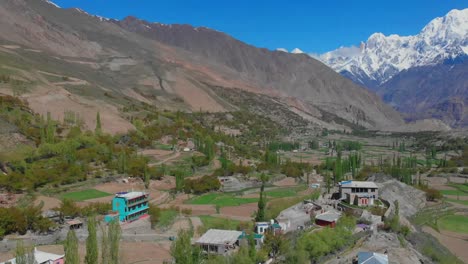 antena sobre aldea local en hoper valley en pakistán