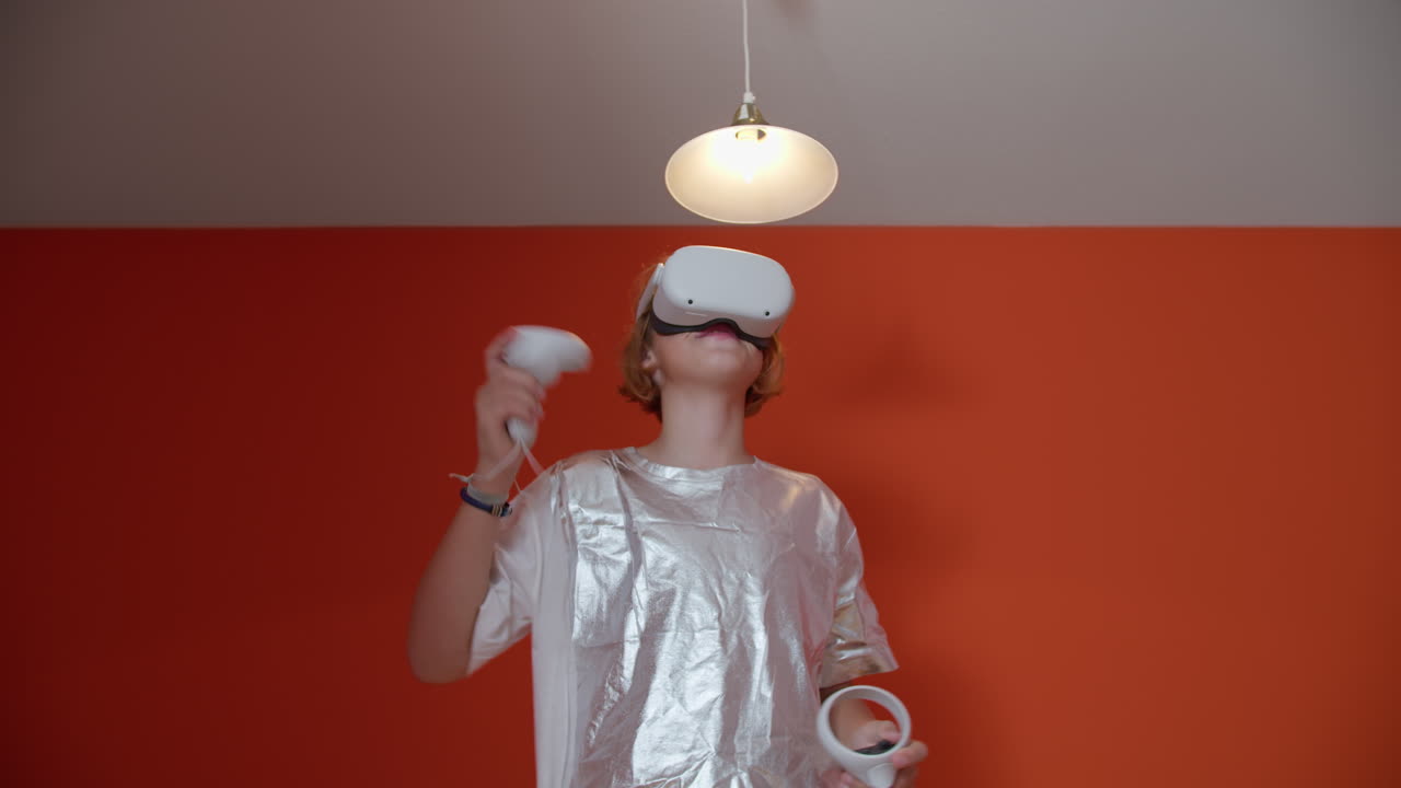 Adolescente che gioca a un videogioco in realtà virtuale