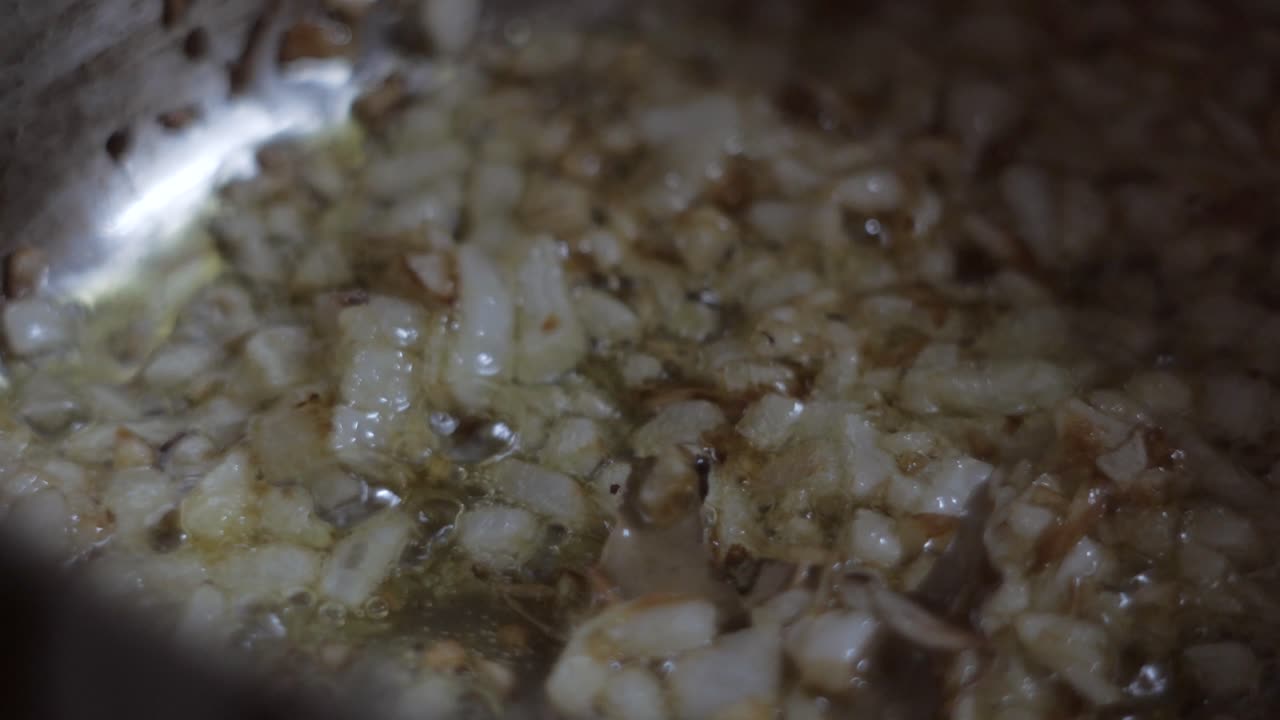 cuchara de madera cebollas doradas guisadas salteadas