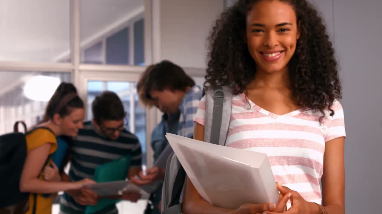 estudiante feliz sonriendo a la cámara en la universidad
