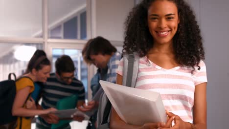 Estudiante-Feliz-Sonriendo-A-La-Cámara-En-La-Universidad