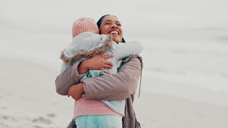 niña, abrazo y madre con felicidad en el océano