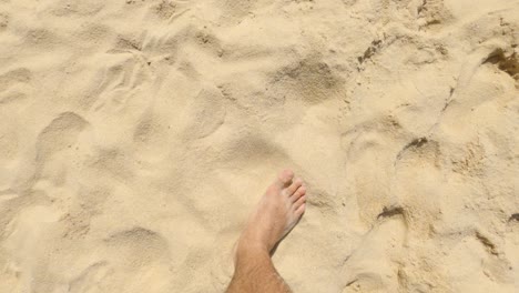 Füße-Eines-Mannes,-Der-Auf-Dem-Strandsand-Spazieren-Geht