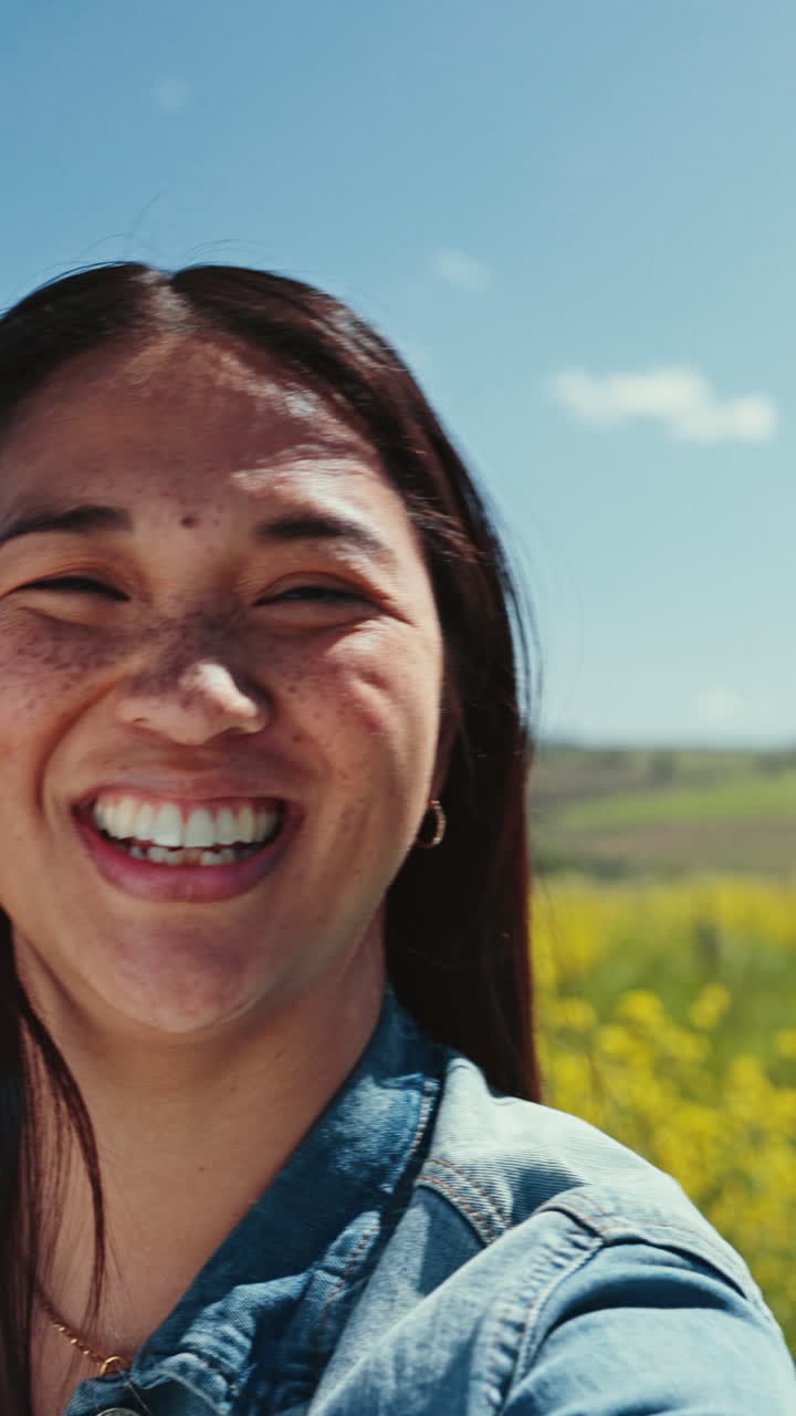 abrazos, amigas y selfies de la cara con una sonrisa