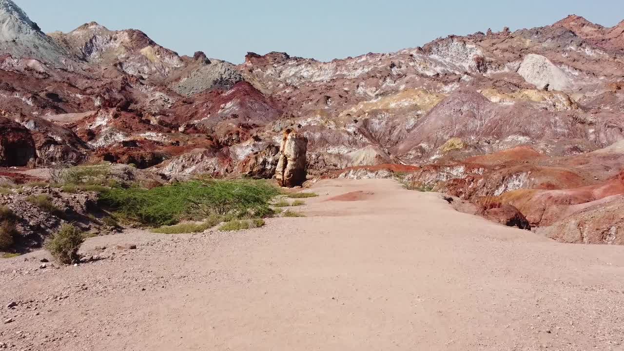 다채로운 무지개 산의 부드러운 공중 풍경 소금 광물 바람 침식 바위 산 항구 해안 해변 이란 호르무즈 섬 카타르 해양 국경 사우디 아라비아 지역 주민 문화
