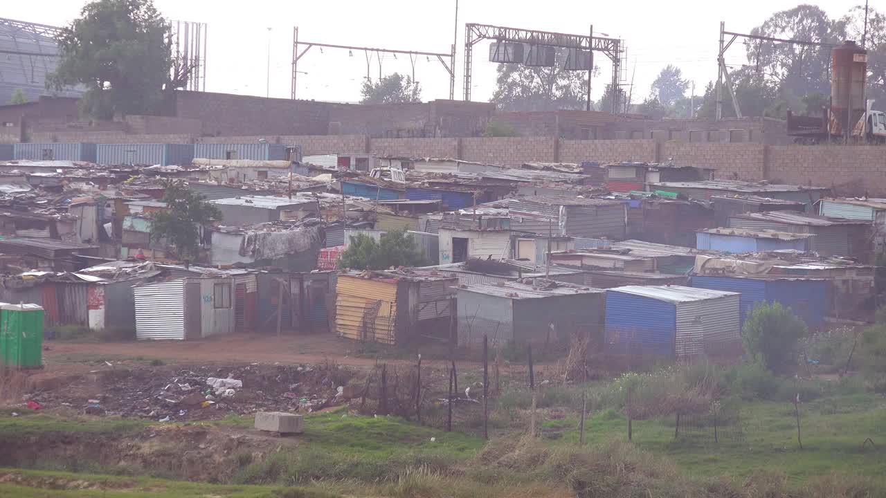 Ujęcie ogólne slumsów skrajnego ubóstwa w dzielnicy Soweto w Republice Południowej Afryki