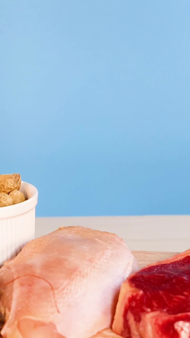 varias fuentes de proteínas dispuestas en una tabla de madera