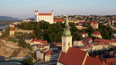 Amplia-Toma-De-Drones-Con-La-Catedral-De-San-Martín-En-Primer-Plano-Y-El-Castillo-De-Bratislava-En-El-Fondo-En-Bratislava-Eslovaquia