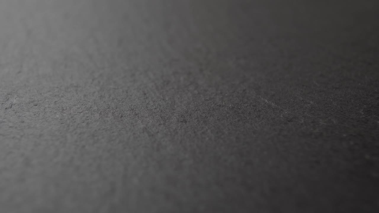 fondo de piedra de pizarra oscura, textura negra áspera y polvorienta. mineral gris. macro