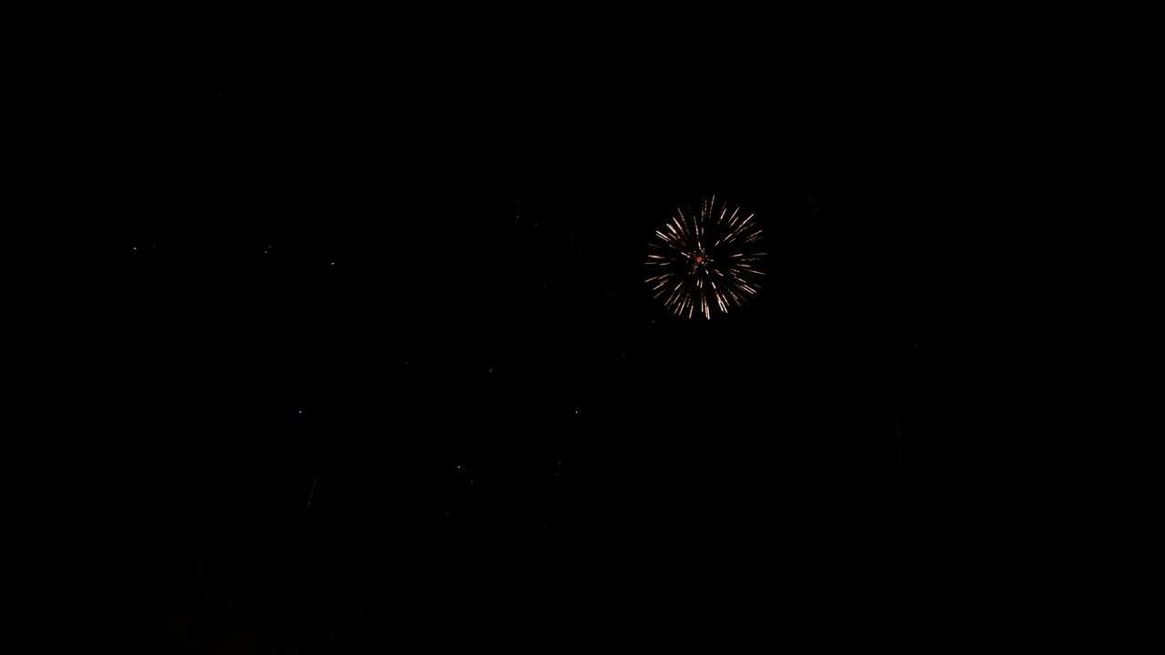 Esplosione di fuochi d'artificio scintillanti nel cielo notturno. Sfondo animato in loop. Compleanno, Anniversario, Celebrazione, Festività, Capodanno, Invito, Natale, festival, auguri 2022.
