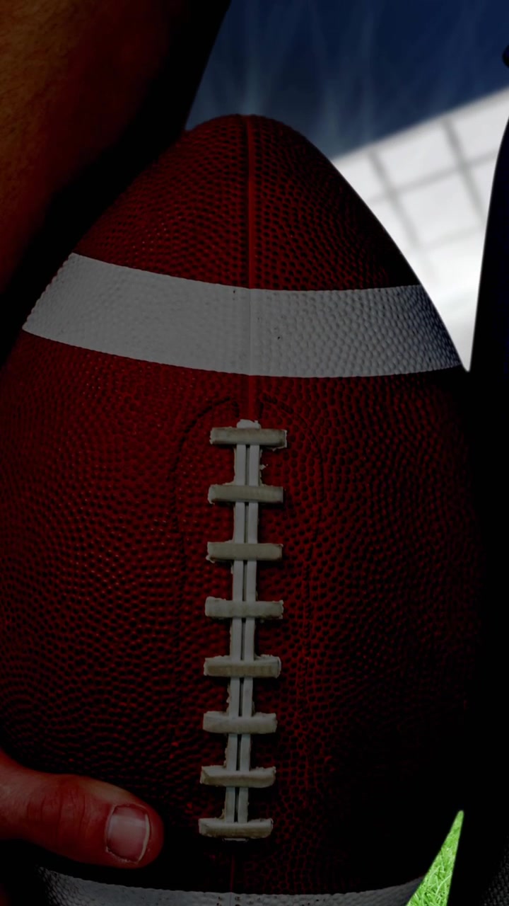 Animazione del busto di un giocatore di football americano che tiene il pallone su uno stadio sportivo