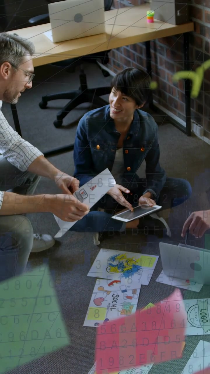 Video verticale: Uomo che mostra un mockup, donna che tocca un tablet, team che revisiona il design con sovrapposizioni di vetro.
