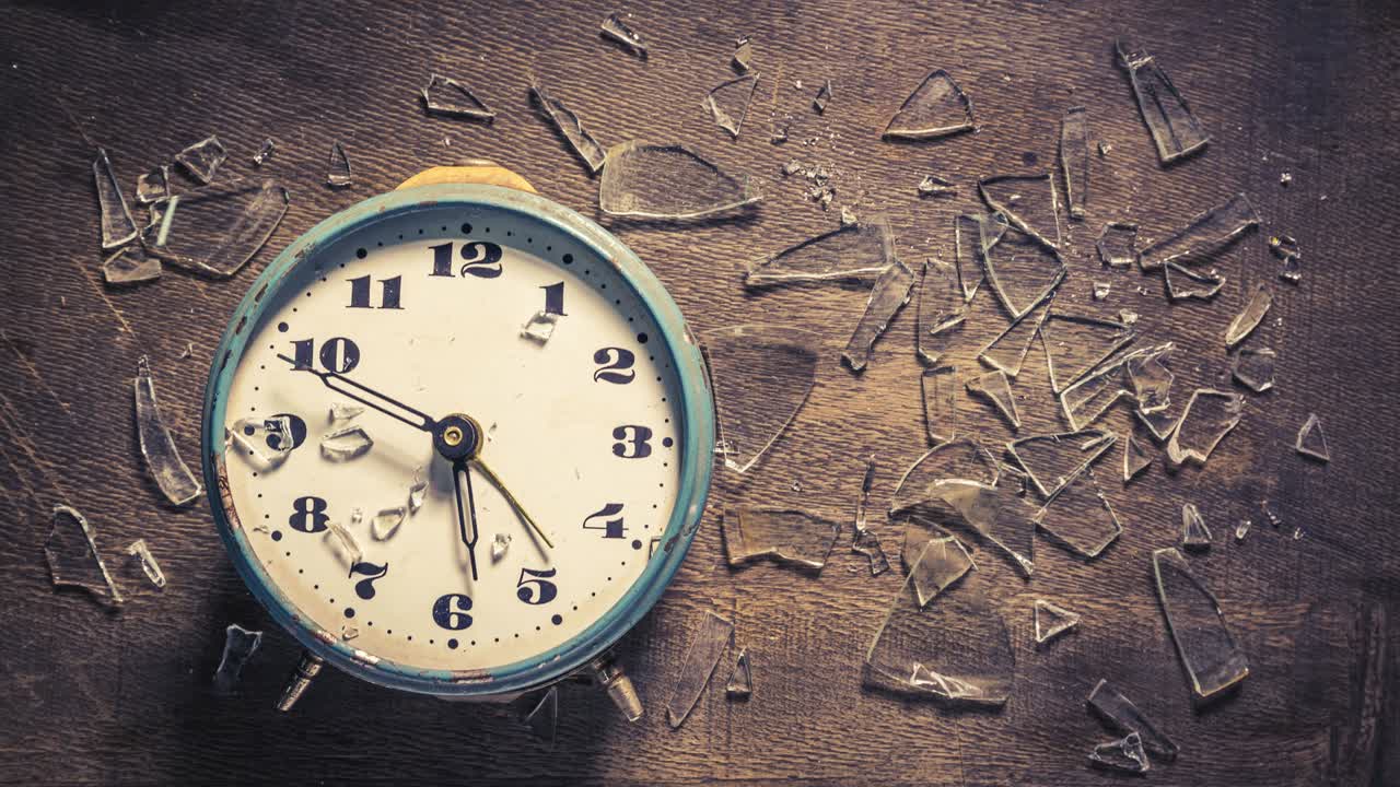 Concetto di pausa con orologio in loop e vetro rotto