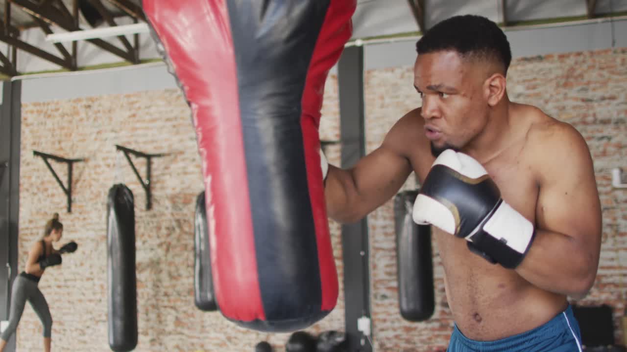 체육관에서 권투하는 적합한 아프리카계 미국인 남자의 비디오