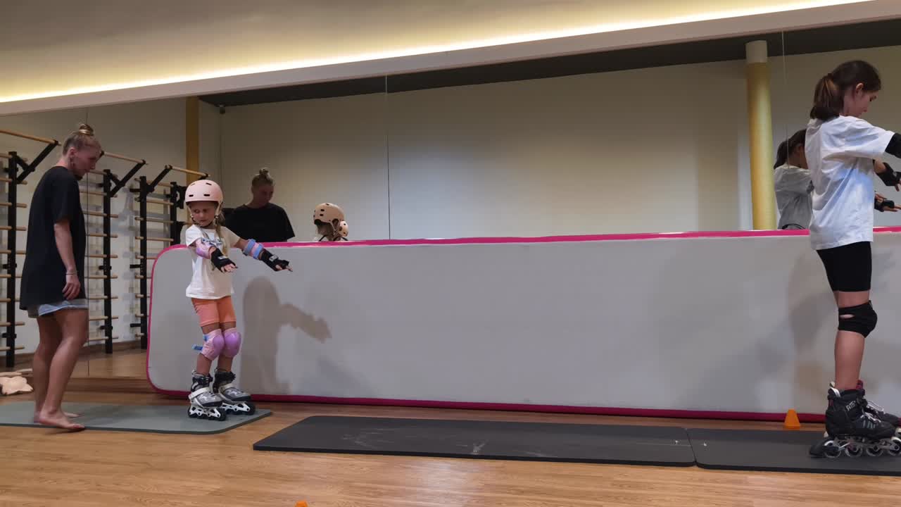 롤러 스케이트를 배우는 아이들