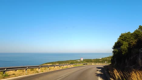 Fahren-Sie-Auf-Einer-Malerischen-Panoramastraße,-Die-Sich-Durch-Albanische-Hügel-Mit-Atemberaubendem-Meerblick-Und-Malerischen-Landschaften-Schlängelt