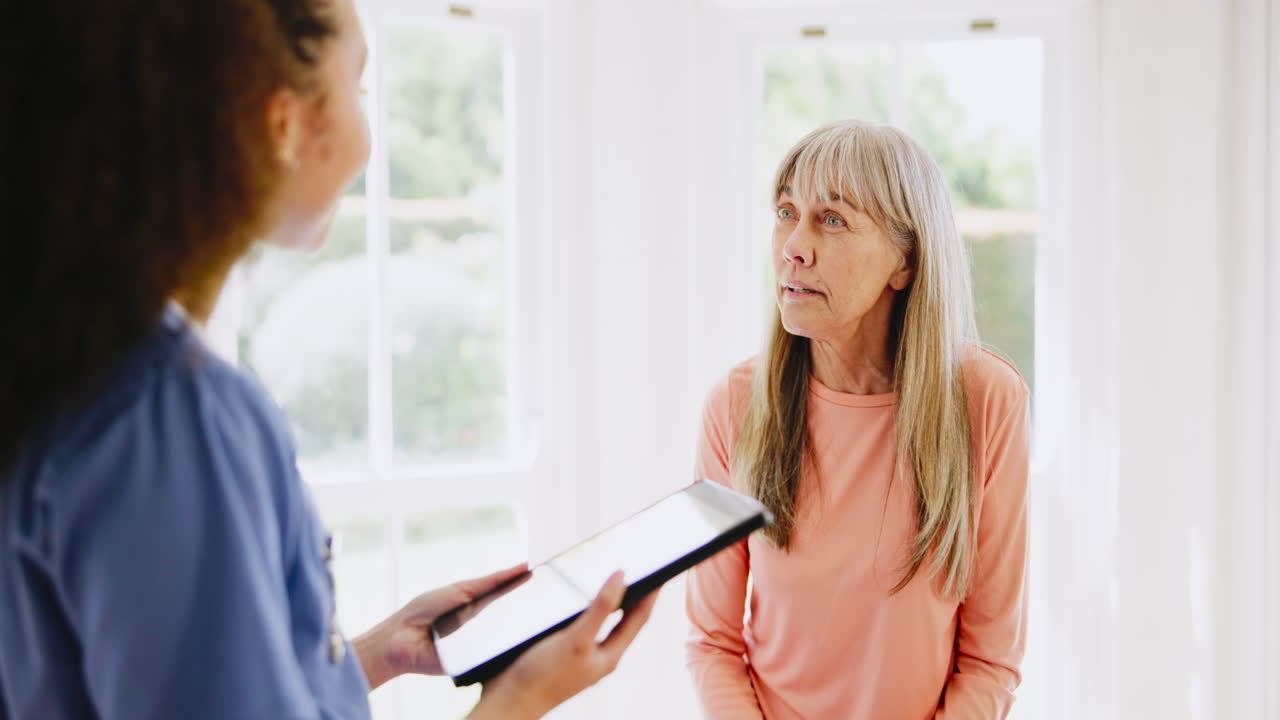 resultados, tableta o cuidador consultando a un anciano