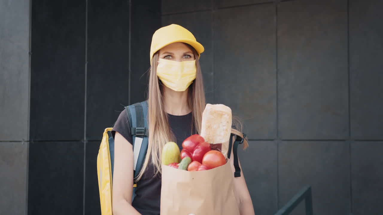 보호 장비를 착용한 식품 배달자