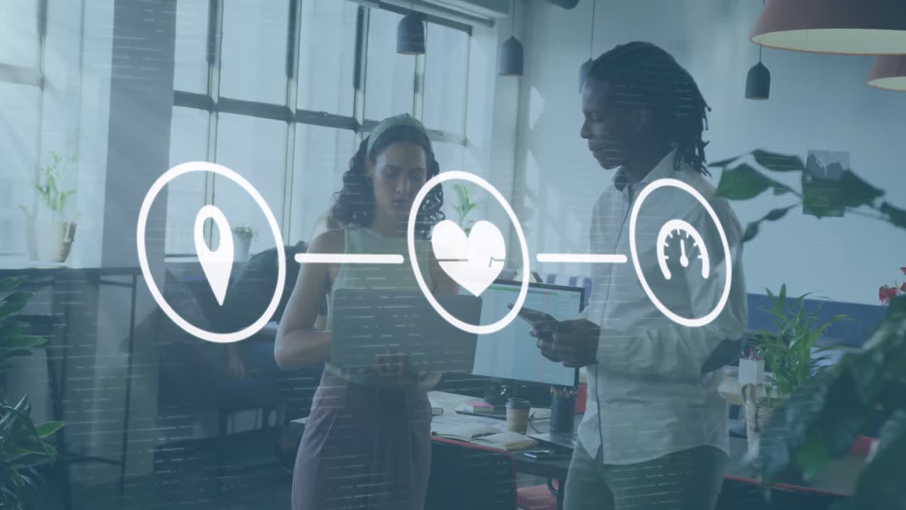 animación de una red de iconos digitales sobre un hombre y una mujer diversos discutiendo sobre una computadora portátil en la oficina