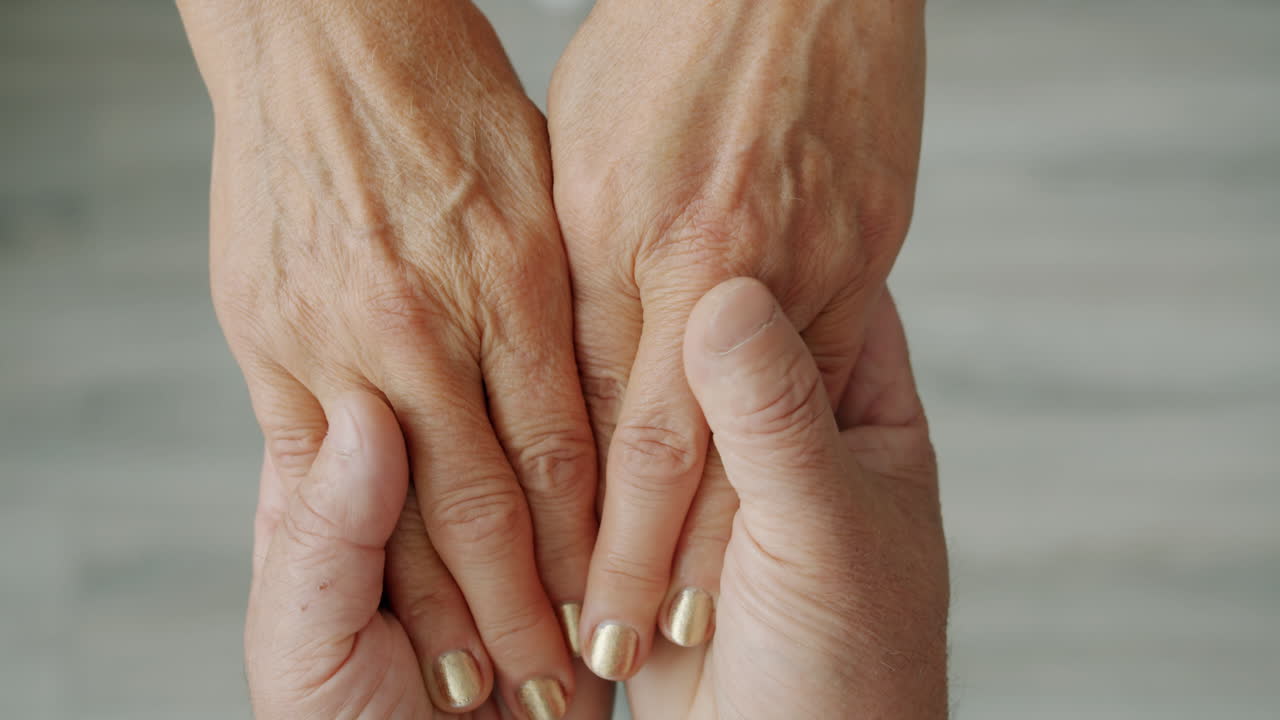 손을 잡고 있는 노인 부부