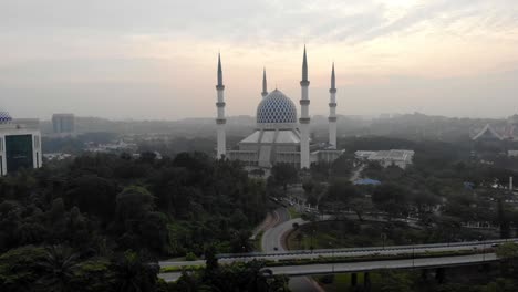 vista aérea de la mezquita del sultán salahuddin abdul aziz o localmente conocida como la mezquita shah alam