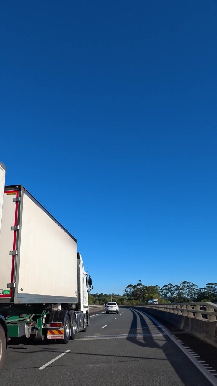 Autoarticolato in viaggio su autostrada sotto un cielo azzurro e limpido