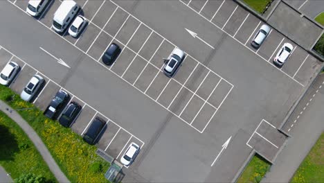 Morschach-Überflug:-Bewegung-über-Malerisches-Wassertal-In-Richtung-Alpen,-Schweiz,-Europa,-Drohne-|-Filmische-Überkopfbewegung-Zum-Geparkten-Auto,-Film,-Film