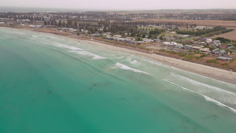 Vista-Aérea-Del-Exótico-Océano-Australiano,-Playa-De-Arena-Vacía-Y-Paisaje-Natural-En-Segundo-Plano