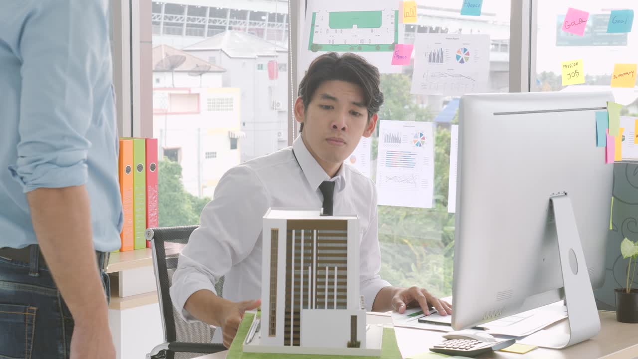 아키텍트는 그의 프로젝트가 승인되지 않을 때 진지하게 느니다. 매니저는 건물 디자인을 거부하고 그에게 돌아갑니다.