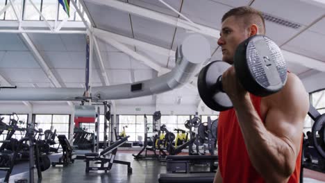 hacer ejercicio con pesas en un gimnasio