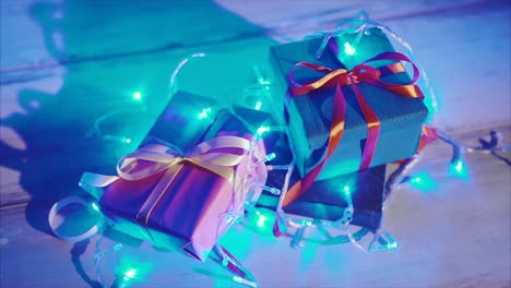 regalos envueltos con luces de navidad